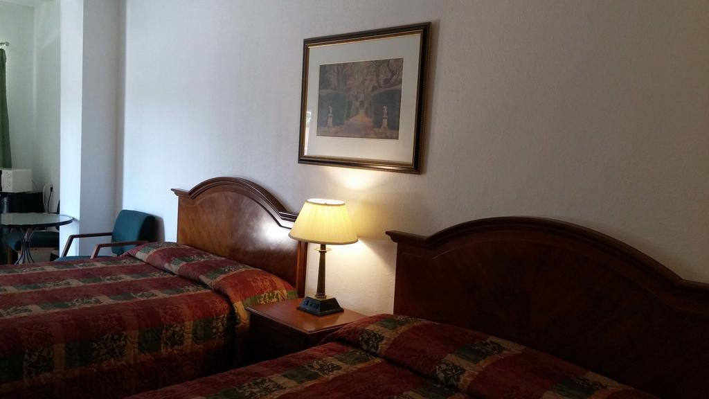 Country Regency Inn & Suites Manvel Luaran gambar