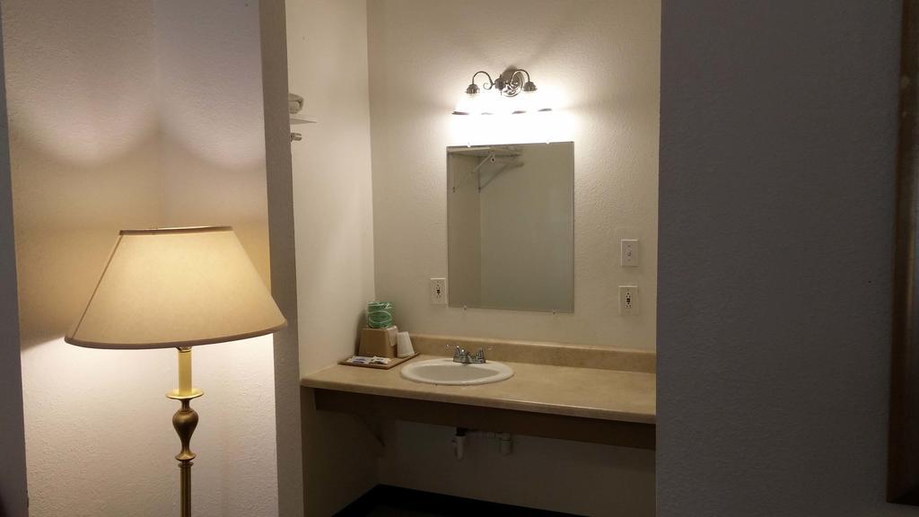 Country Regency Inn & Suites Manvel Luaran gambar