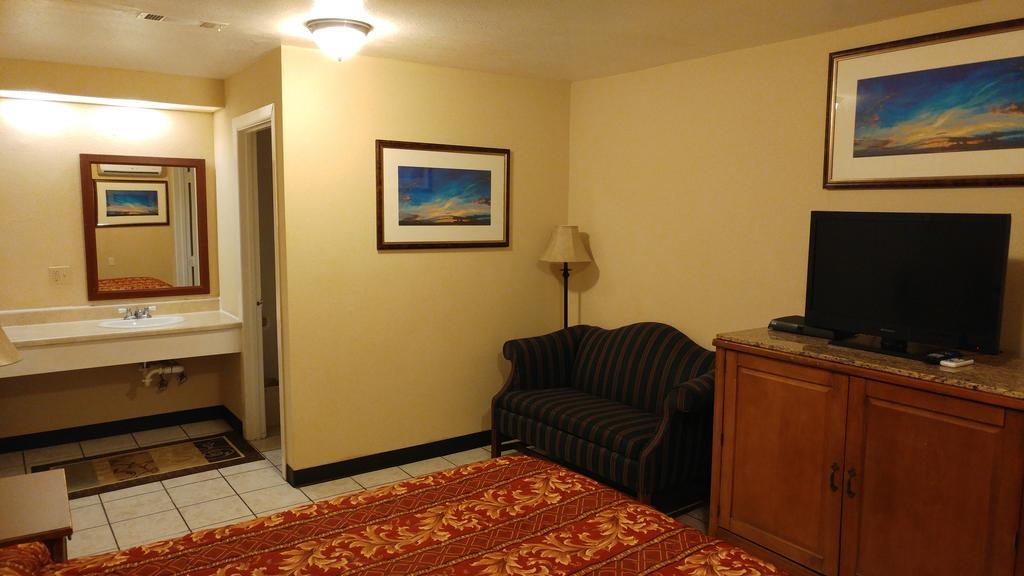 Country Regency Inn & Suites Manvel Luaran gambar