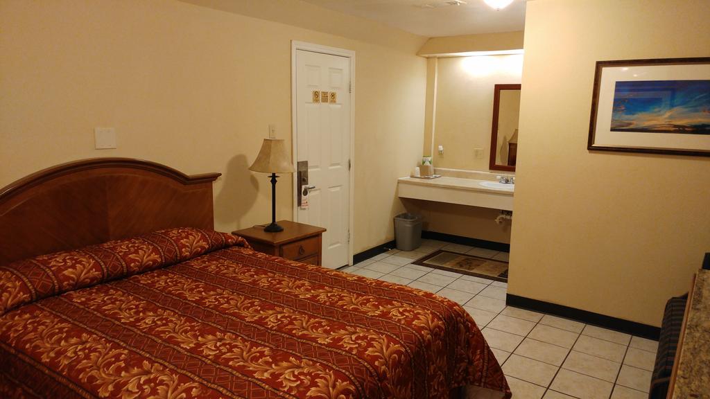 Country Regency Inn & Suites Manvel Luaran gambar