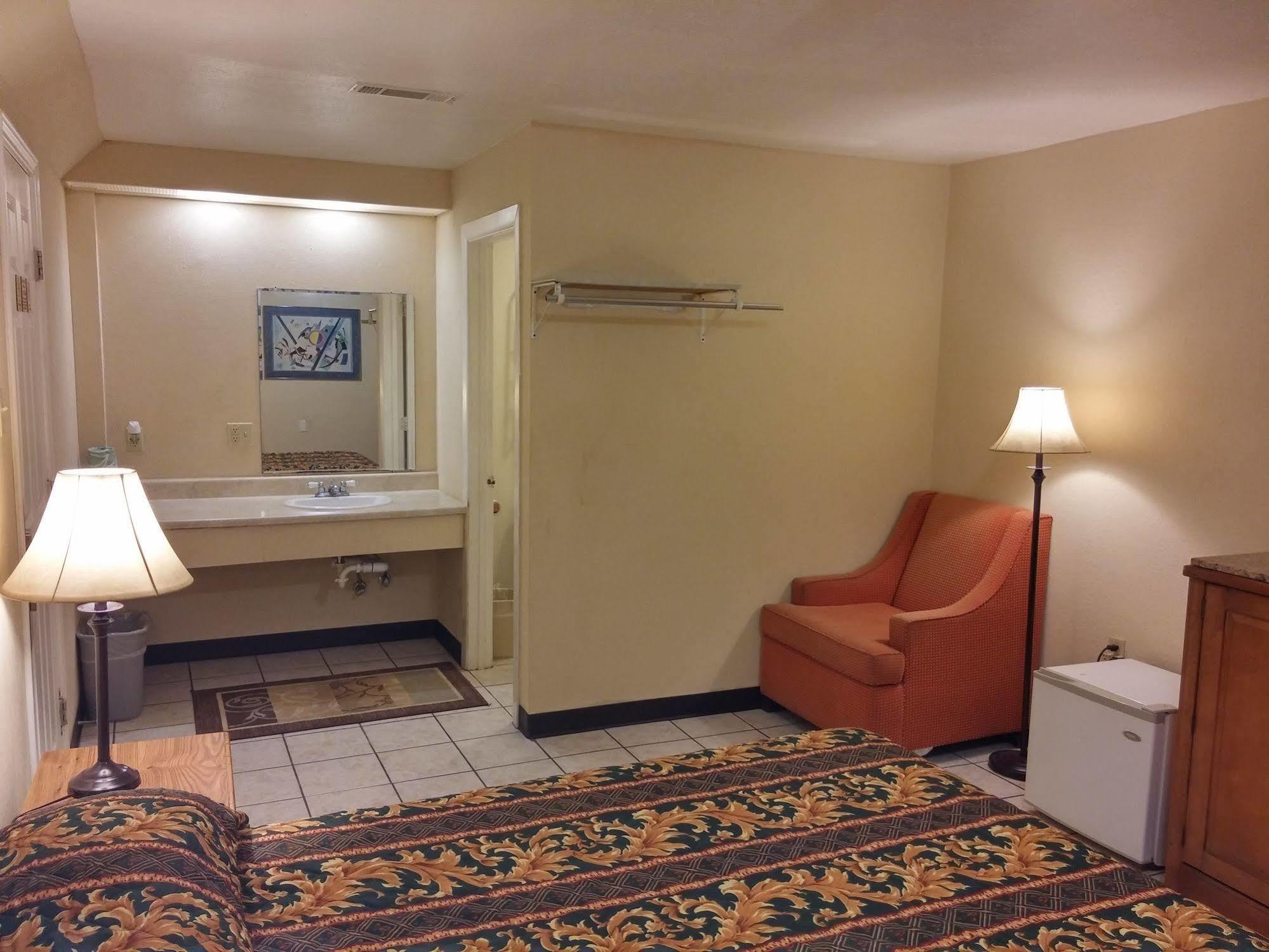 Country Regency Inn & Suites Manvel Luaran gambar