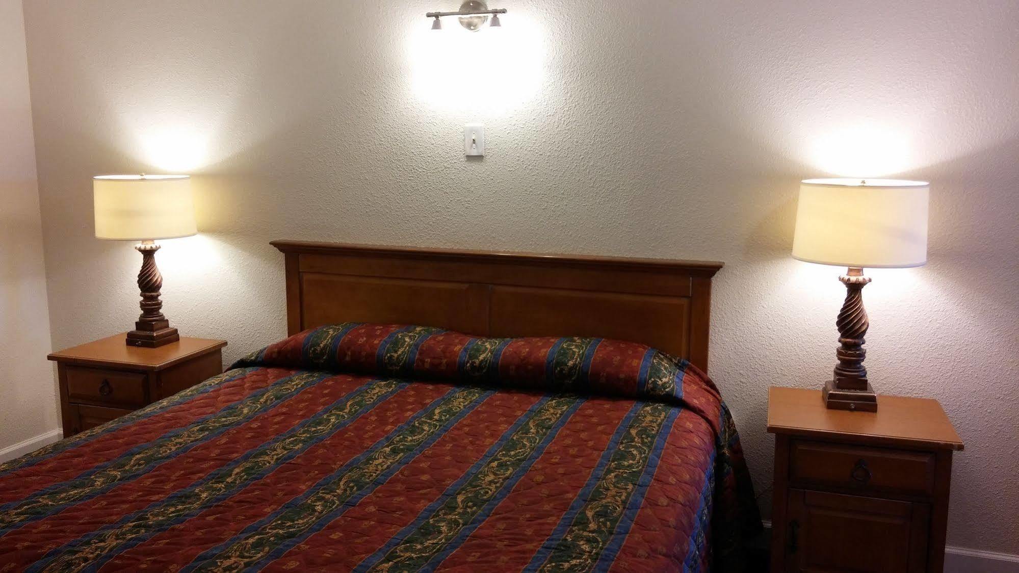 Country Regency Inn & Suites Manvel Luaran gambar