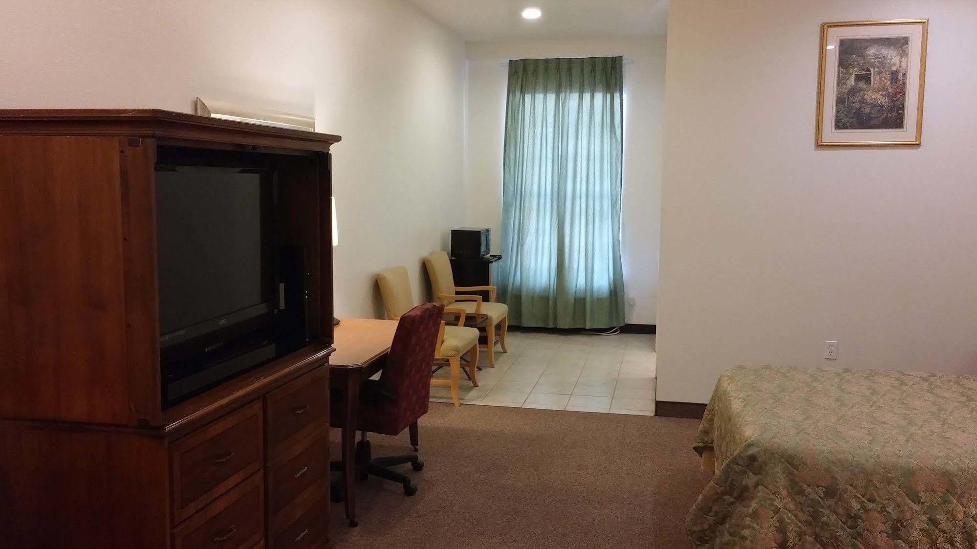 Country Regency Inn & Suites Manvel Luaran gambar