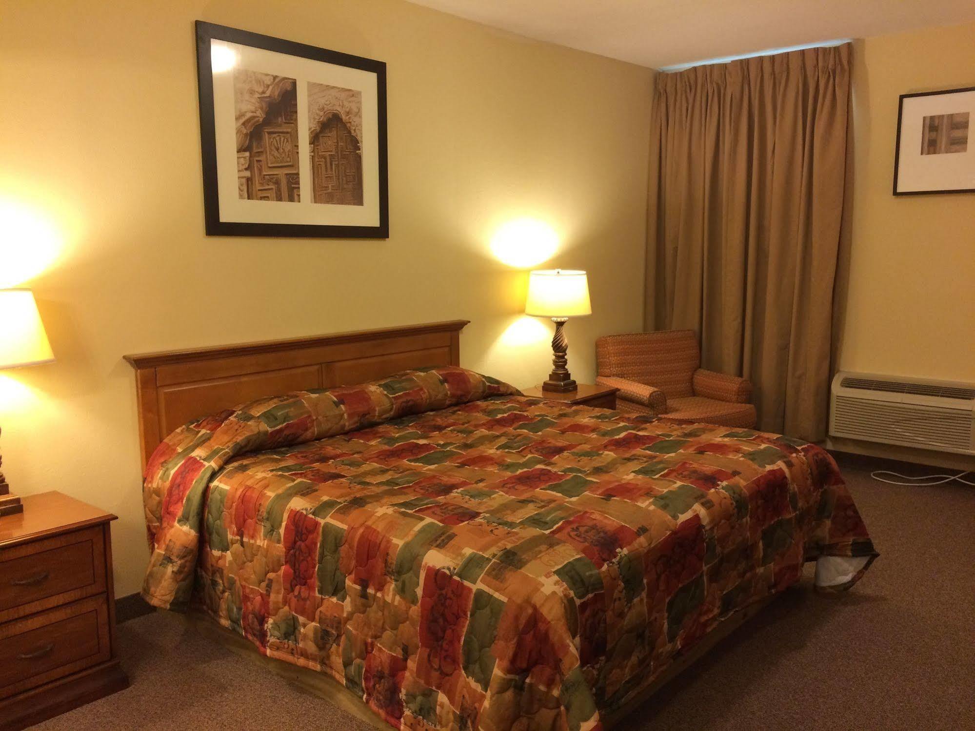 Country Regency Inn & Suites Manvel Luaran gambar