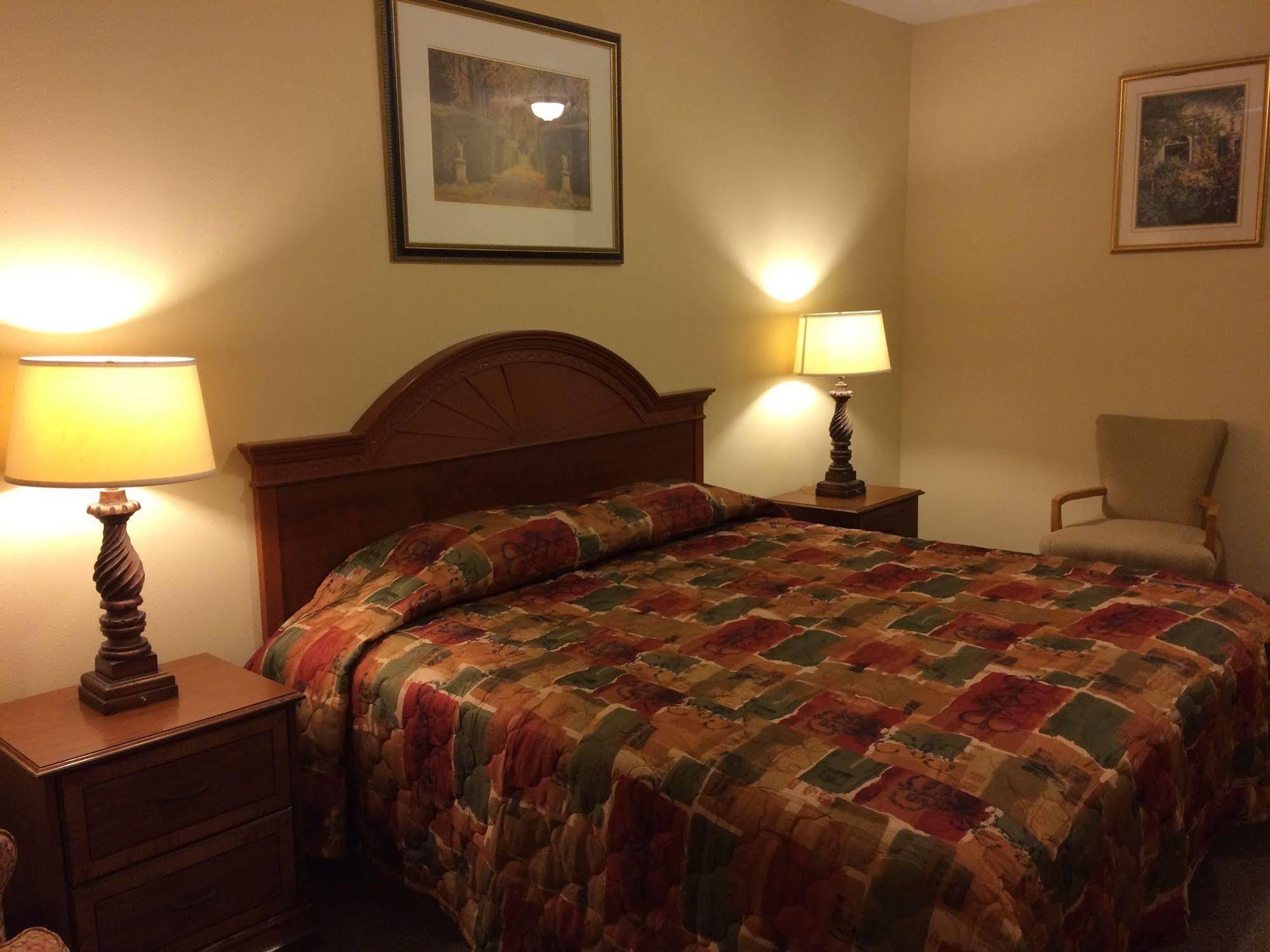 Country Regency Inn & Suites Manvel Luaran gambar