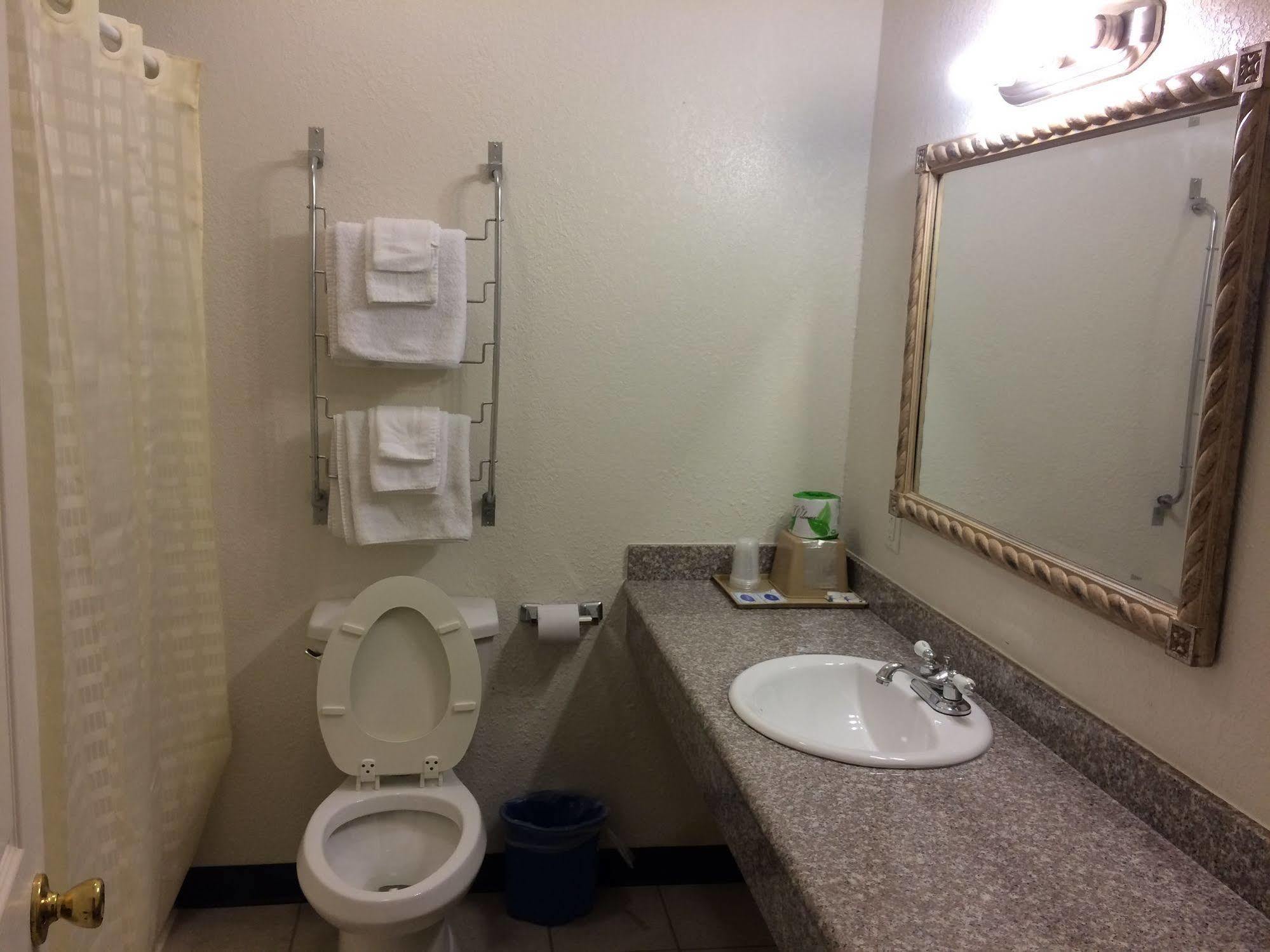 Country Regency Inn & Suites Manvel Luaran gambar
